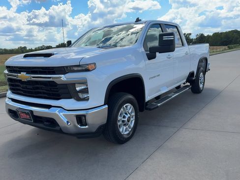 Used 2025 Chevrolet Silverado 2500 LT w/ Convenience Package AWD/4WD image 4