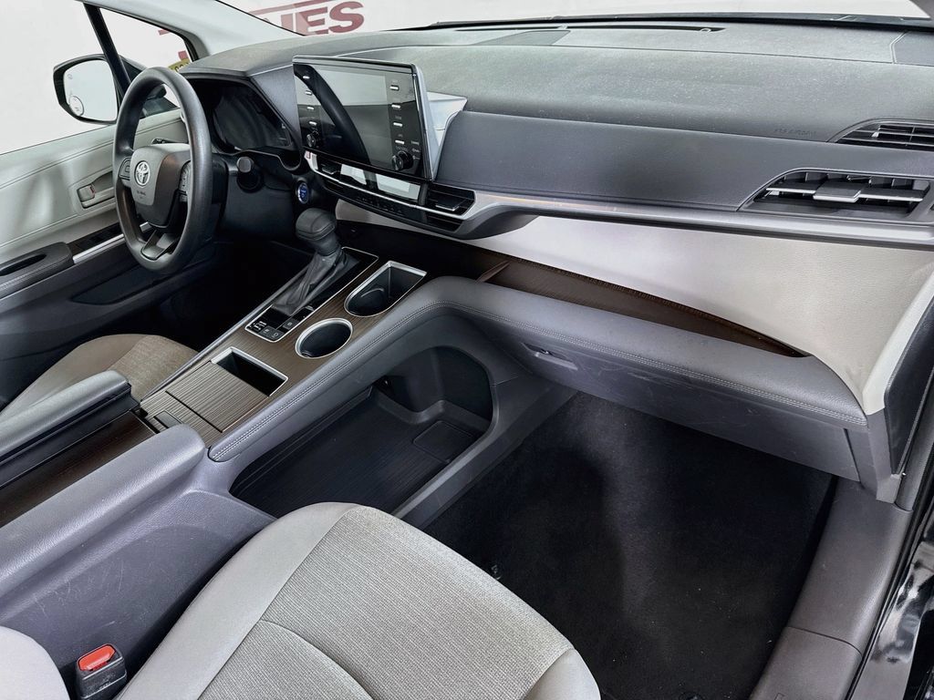 Certified 2024 Toyota Sienna LE FWD image 32