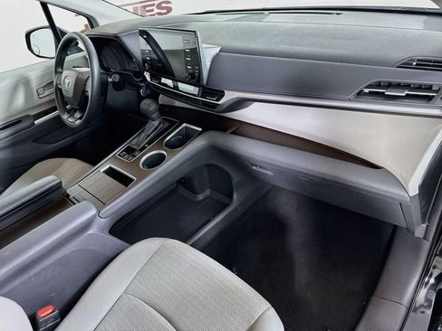 Certified 2024 Toyota Sienna LE FWD image 32