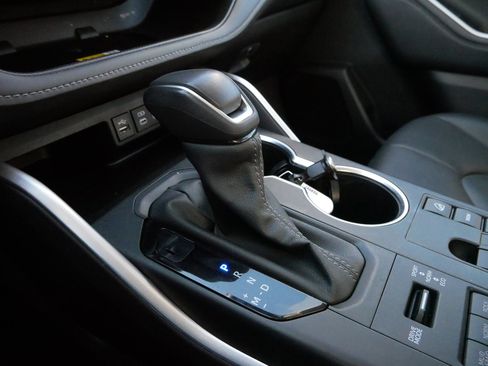 Certified 2024 Toyota Highlander XLE image 24