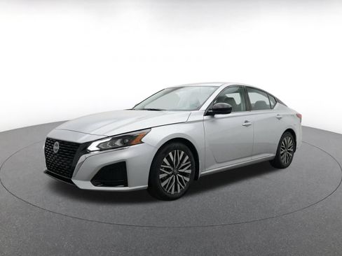 Used 2025 Nissan Altima 2.5 SV FWD image 3