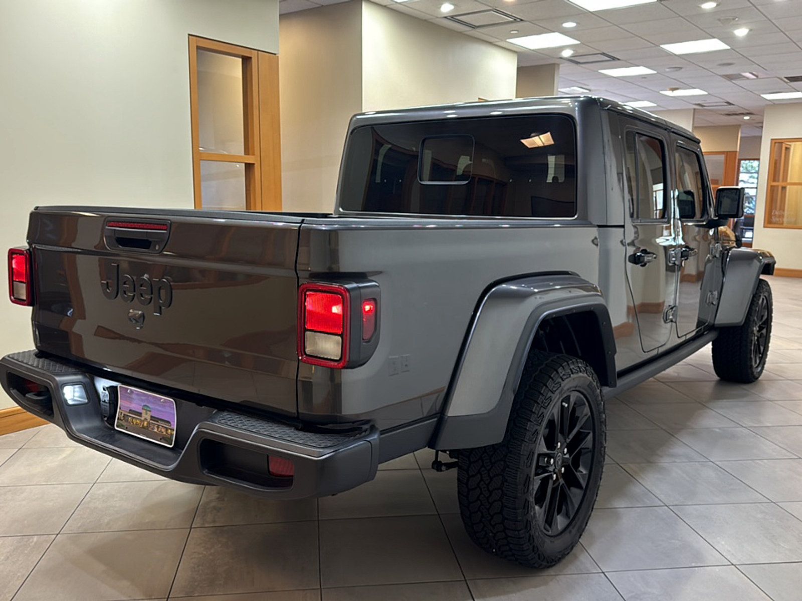 Used 2025 Jeep Gladiator Sport AWD/4WD image 6