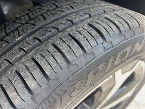 Used 2025 Volkswagen Tiguan SE image 8