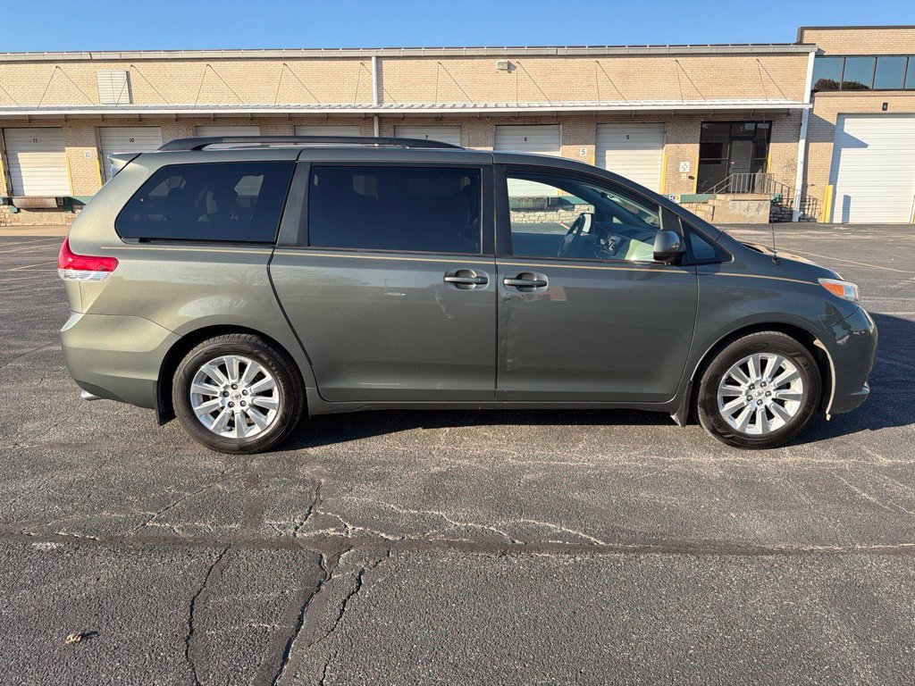 Used 2012 Toyota Sienna LE w/ Towing Pkg AWD/4WD image 4