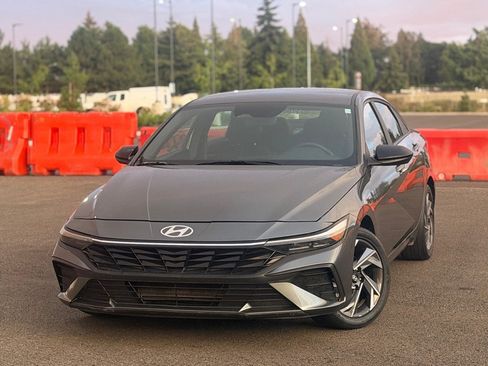 Used 2025 Hyundai Elantra Sport FWD image 1