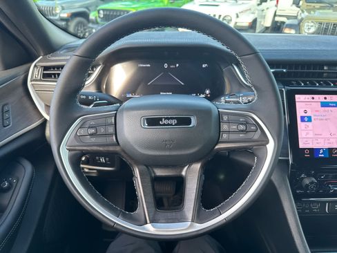 New 2025 Jeep Grand Cherokee Limited w/ Black Appearance Package image 16