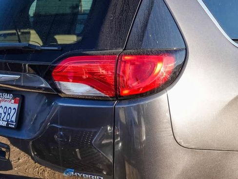 Certified 2019 Chrysler Pacifica Limited image 11