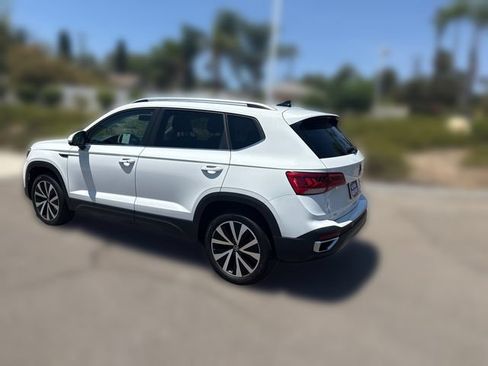 Used 2022 Volkswagen Taos SE FWD image 3