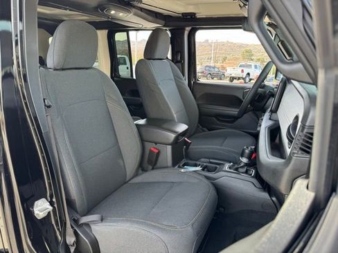 Used 2024 Jeep Wrangler Unlimited image 33