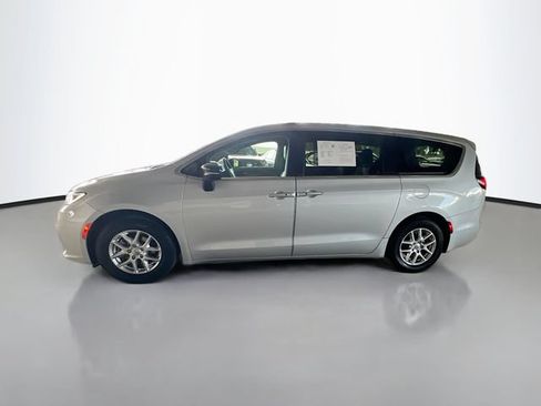 Used 2024 Chrysler Pacifica Touring-L FWD image 5