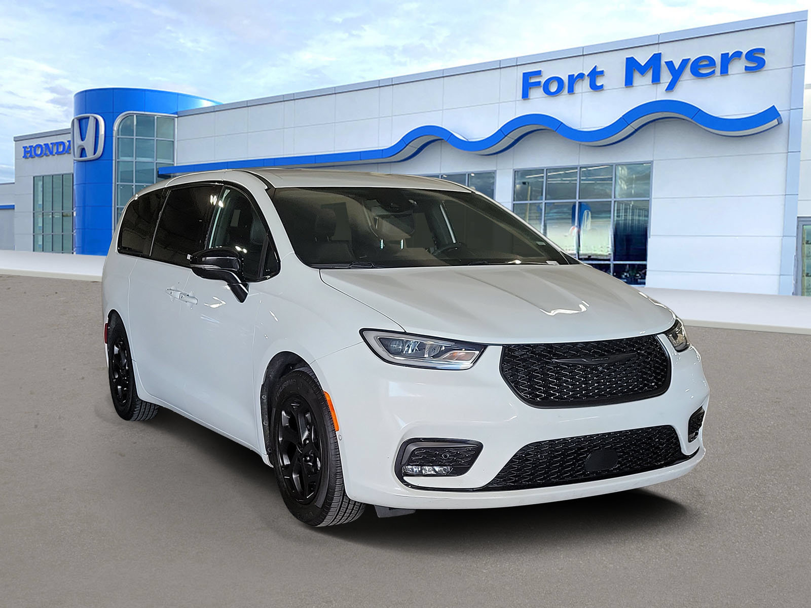 Used 2024 Chrysler Pacifica Limited FWD image 1