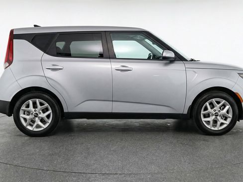 Used 2025 Kia Soul LX w/ LX Technology Package image 11