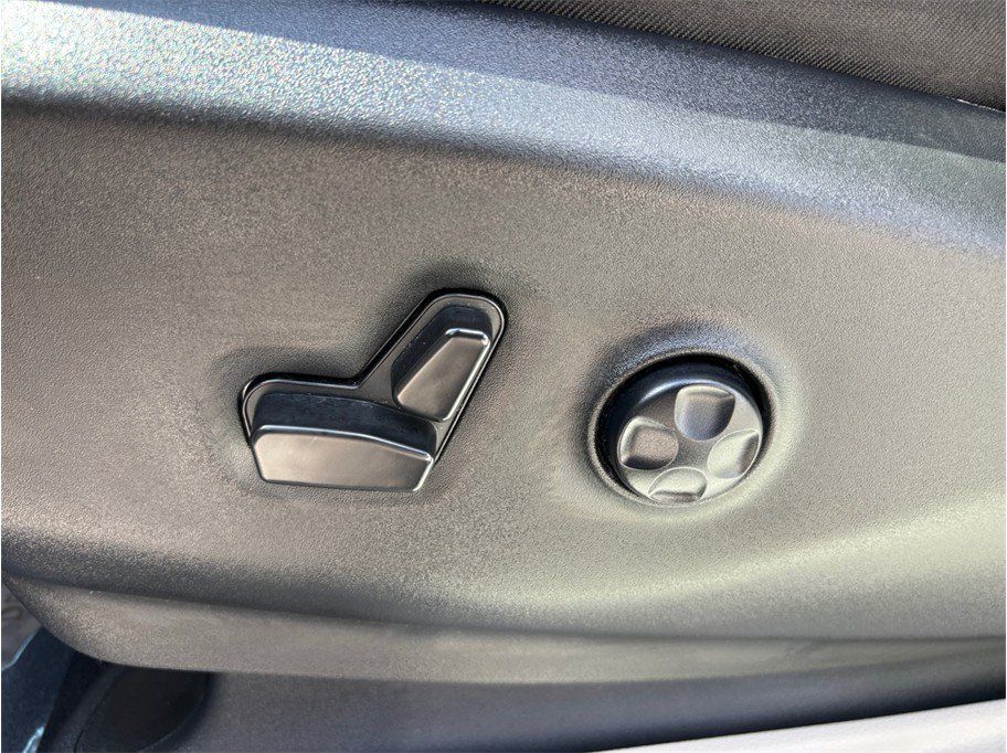 Used 2024 Chrysler Pacifica Limited FWD image 21