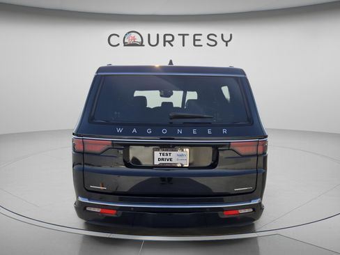Certified 2023 Jeep Wagoneer L Series II AWD/4WD image 3