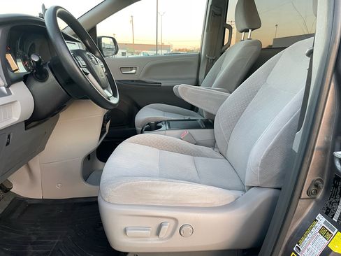 Used 2017 Toyota Sienna LE image 12