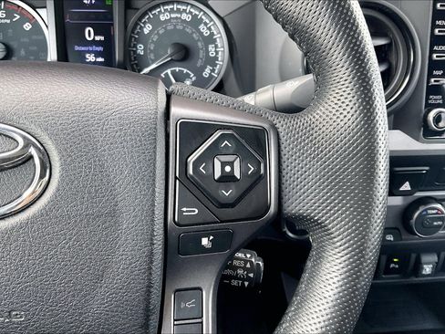 Used 2022 Toyota Tacoma TRD Off-Road image 11