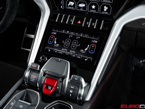 Used 2022 Lamborghini Urus *HIGH GLOSS BLACK STYLE PACKAG image 28