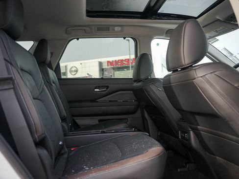 New 2025 Nissan Pathfinder Platinum image 13