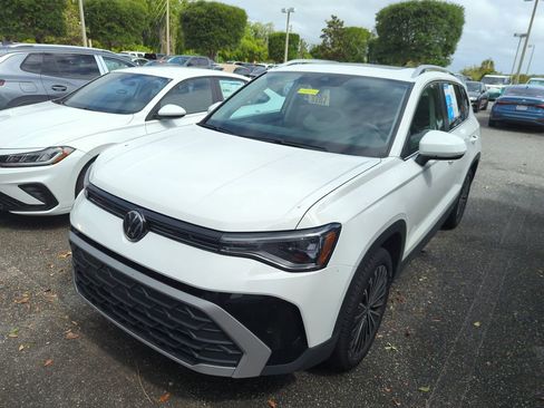 Used 2025 Volkswagen Taos SE w/ Panoramic Sunroof Package image 5