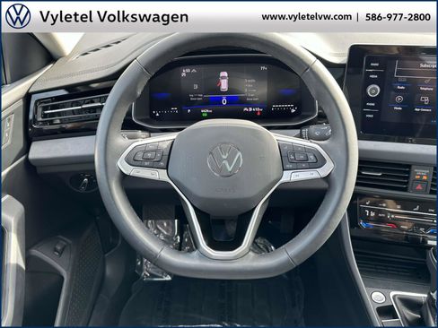 Certified 2025 Volkswagen Jetta SE w/ Sunroof Package image 13