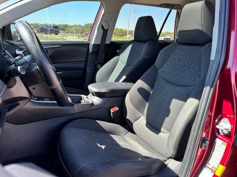 Used 2021 Toyota RAV4 XLE w/ Convenience Package image 13