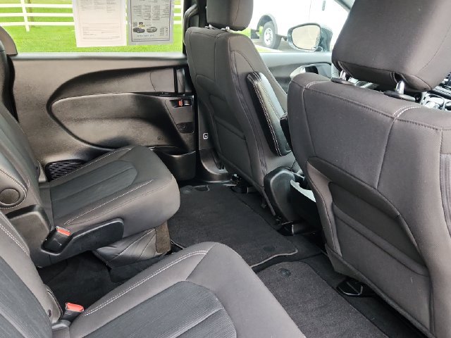 Used 2024 Chrysler Pacifica Touring FWD image 29