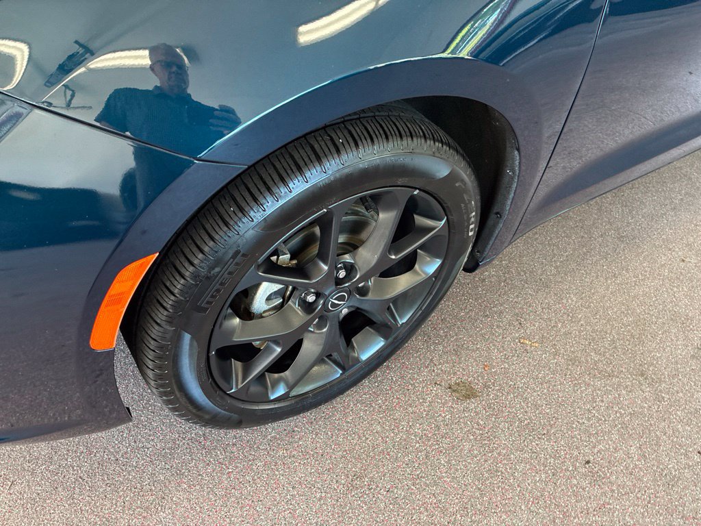 Certified 2025 Chrysler Pacifica Limited FWD image 6