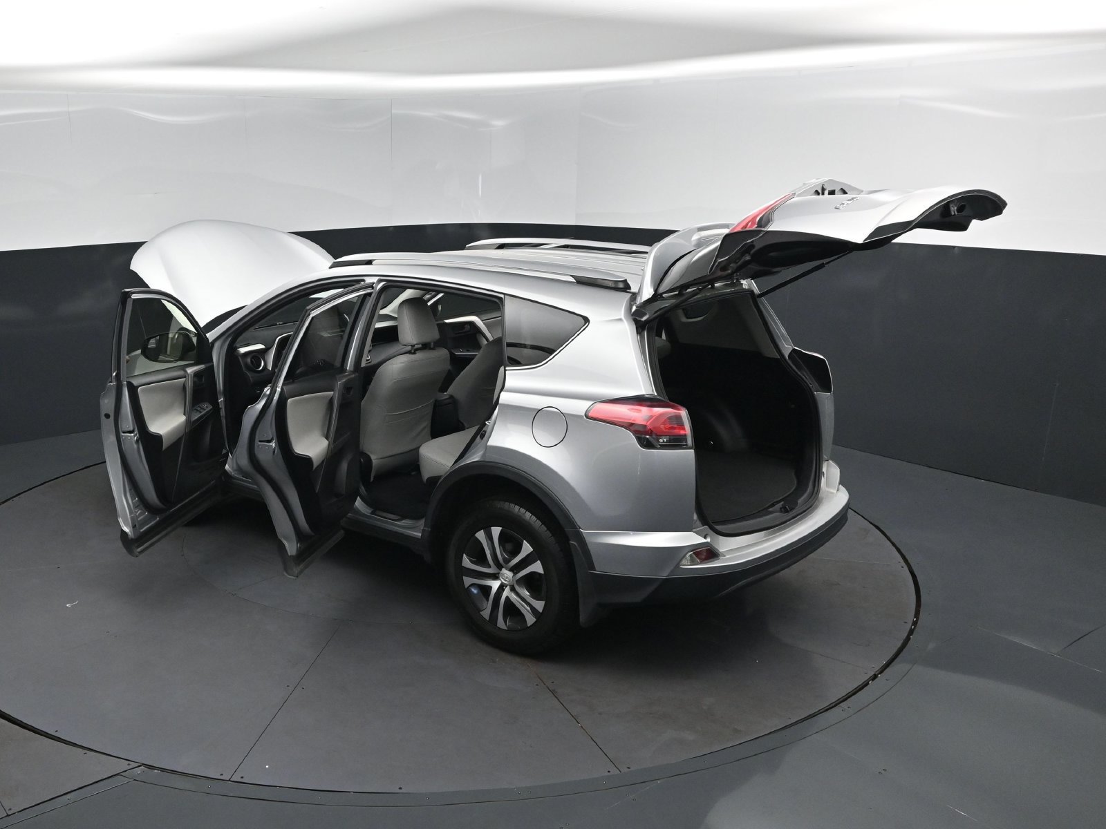 Used 2018 Toyota RAV4 LE FWD image 2