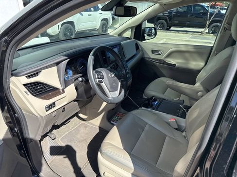 Used 2020 Toyota Sienna XLE Premium image 6