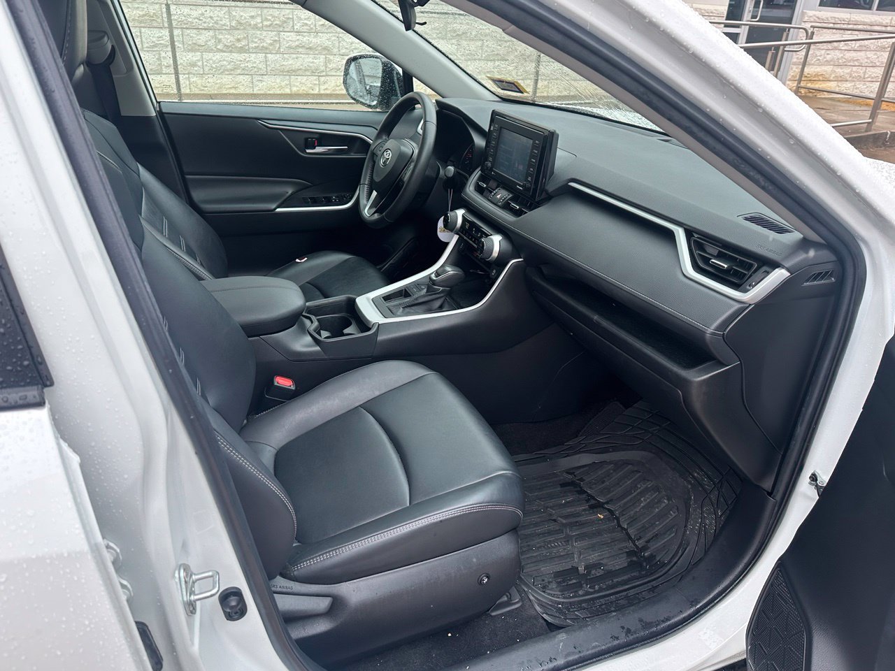 Used 2020 Toyota RAV4 XLE Premium FWD image 3