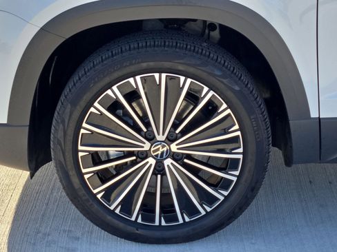 Used 2025 Volkswagen Taos SE image 11