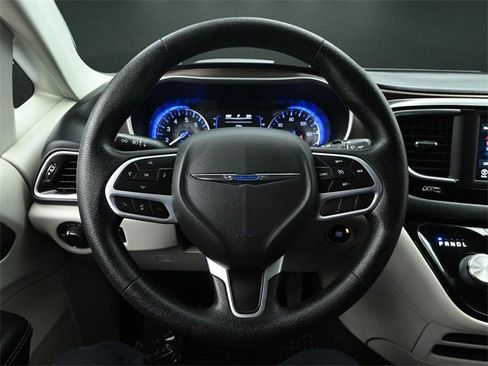 Used 2021 Chrysler Voyager L image 25