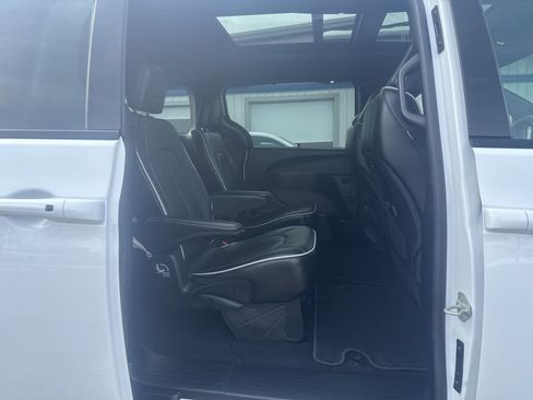 Used 2025 Chrysler Pacifica Limited FWD image 18