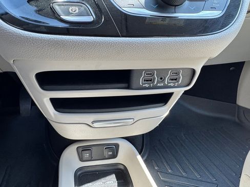 Used 2021 Chrysler Pacifica Touring-L image 25