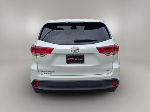 Used 2018 Toyota Highlander LE image 6