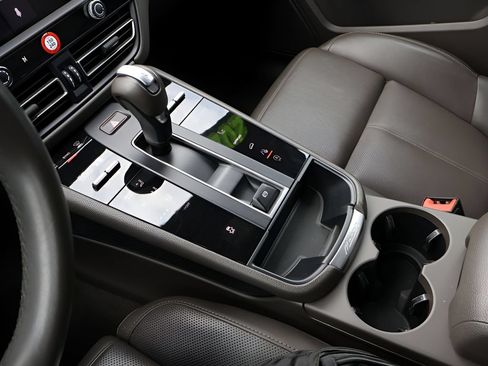 Certified 2024 Porsche Macan AWD/4WD image 24