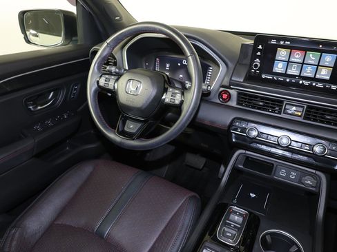 Used 2025 Honda Pilot Black Edition image 9