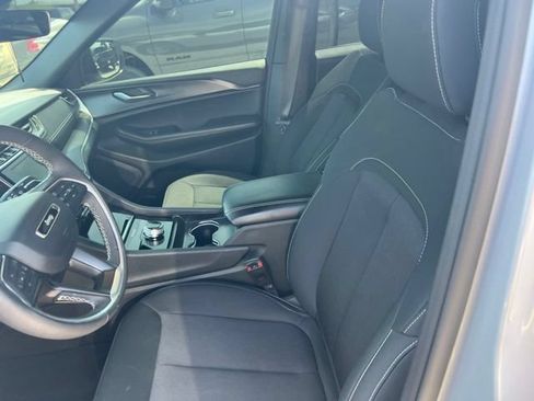 Used 2025 Jeep Grand Cherokee Laredo X w/ Luxury Tech Group I AWD/4WD image 3