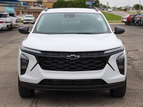 New 2026 Chevrolet Trax LT FWD image 2