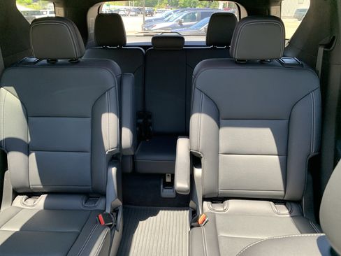 Used 2025 Chevrolet Traverse LT w/ Sun and Wheel Package FWD image 32