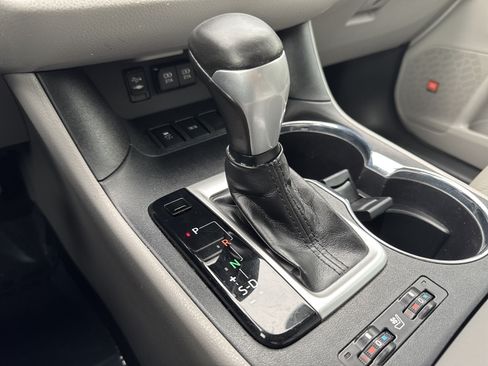 Used 2019 Toyota Highlander Limited FWD image 31