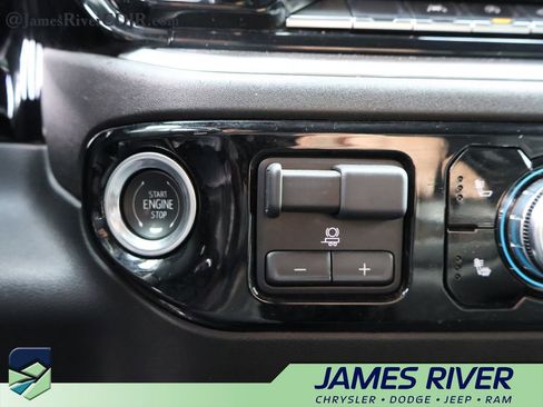 Used 2025 GMC Sierra 1500 SLT AWD/4WD image 31