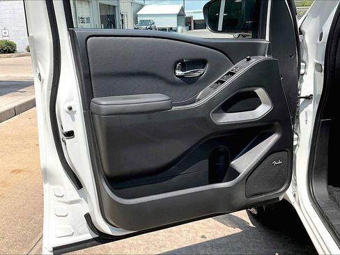 Used 2024 Nissan Frontier SL image 21
