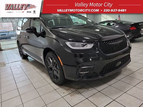 New 2026 Chrysler Pacifica Select w/ S Appearance Package image 1