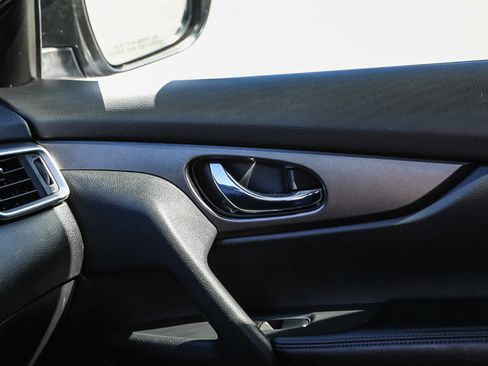 Used 2016 Nissan Rogue SV FWD image 21