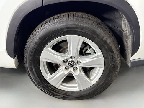 Used 2023 Toyota Highlander L image 37