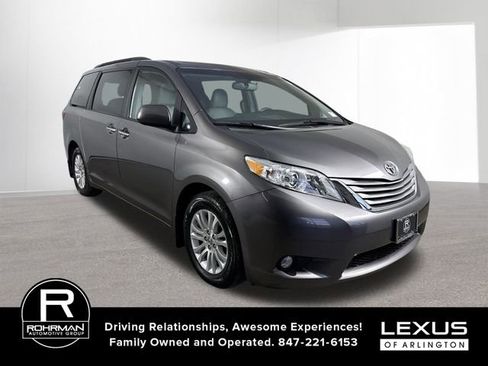 Used 2017 Toyota Sienna XLE image 3