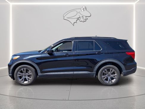 Used 2022 Ford Explorer XLT w/ Equipment Group 202A AWD/4WD image 2