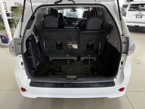 Used 2019 Toyota Sienna SE Premium FWD image 9