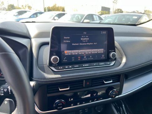 Used 2025 Nissan Rogue SV AWD/4WD image 20